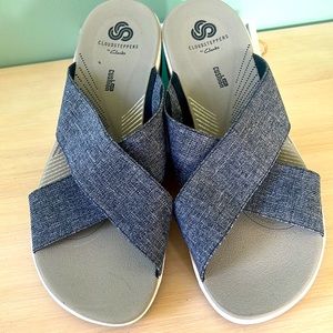 Clarks cloudsteppers slides.  Navy Size 8 EXCELLENT condition